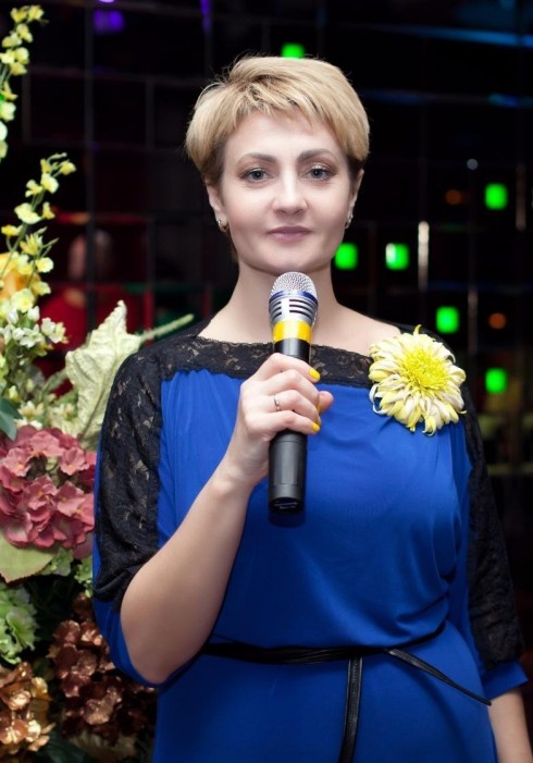 Ведущий, артист Елена Судакова